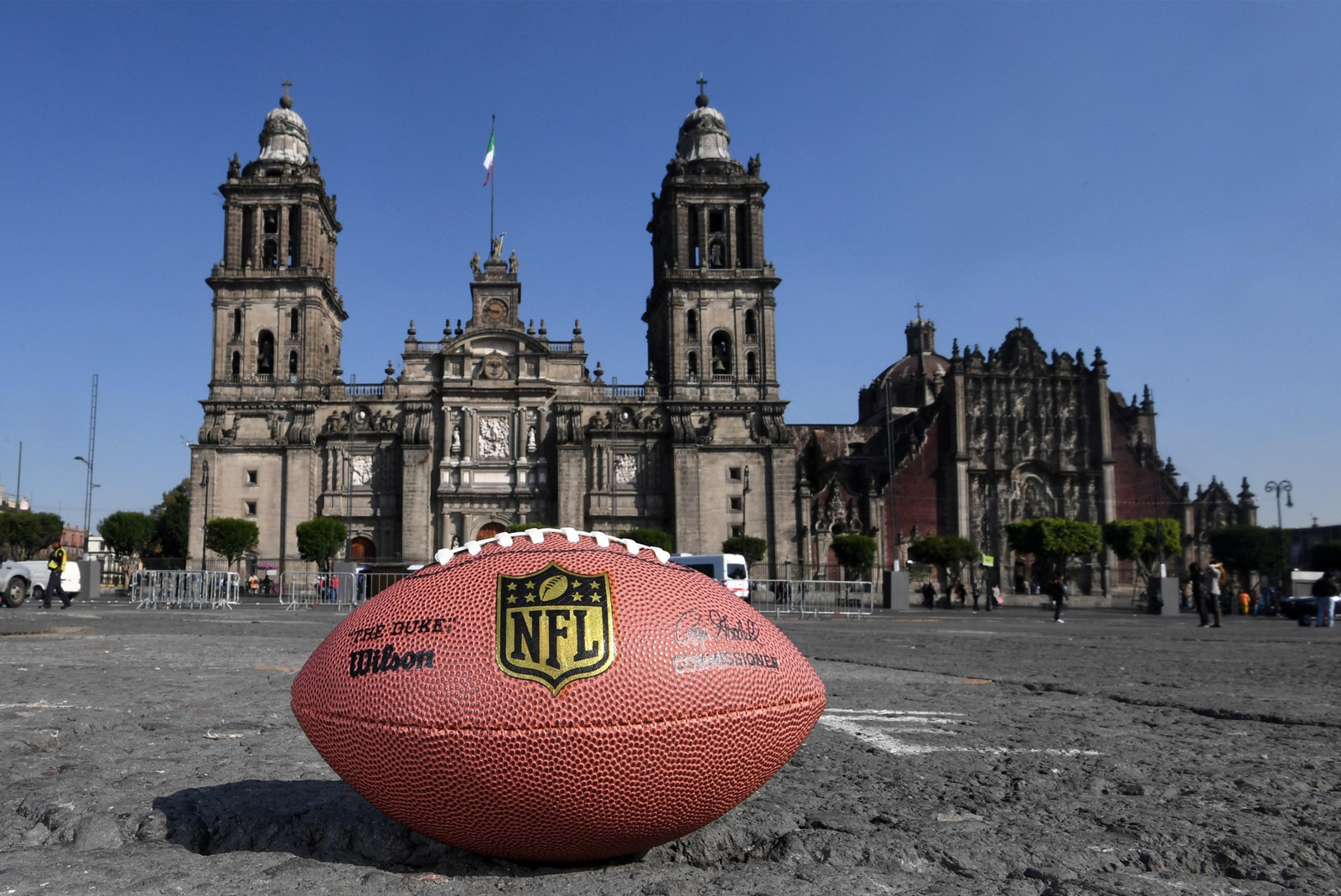 monday-night-football-in-mexico-city-complex