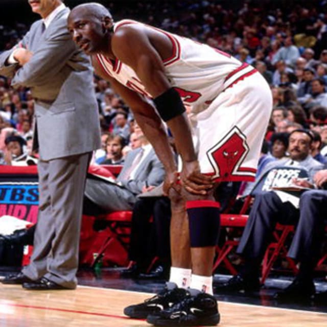 basketball players with nike shoes