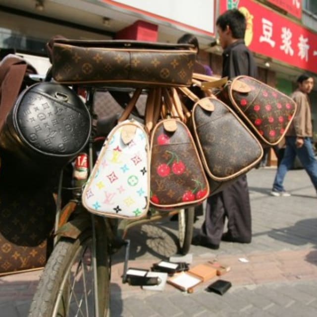 Fake-Handbags_wbtkxb.jpg