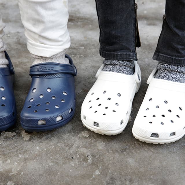 how much does a pair of crocs weigh