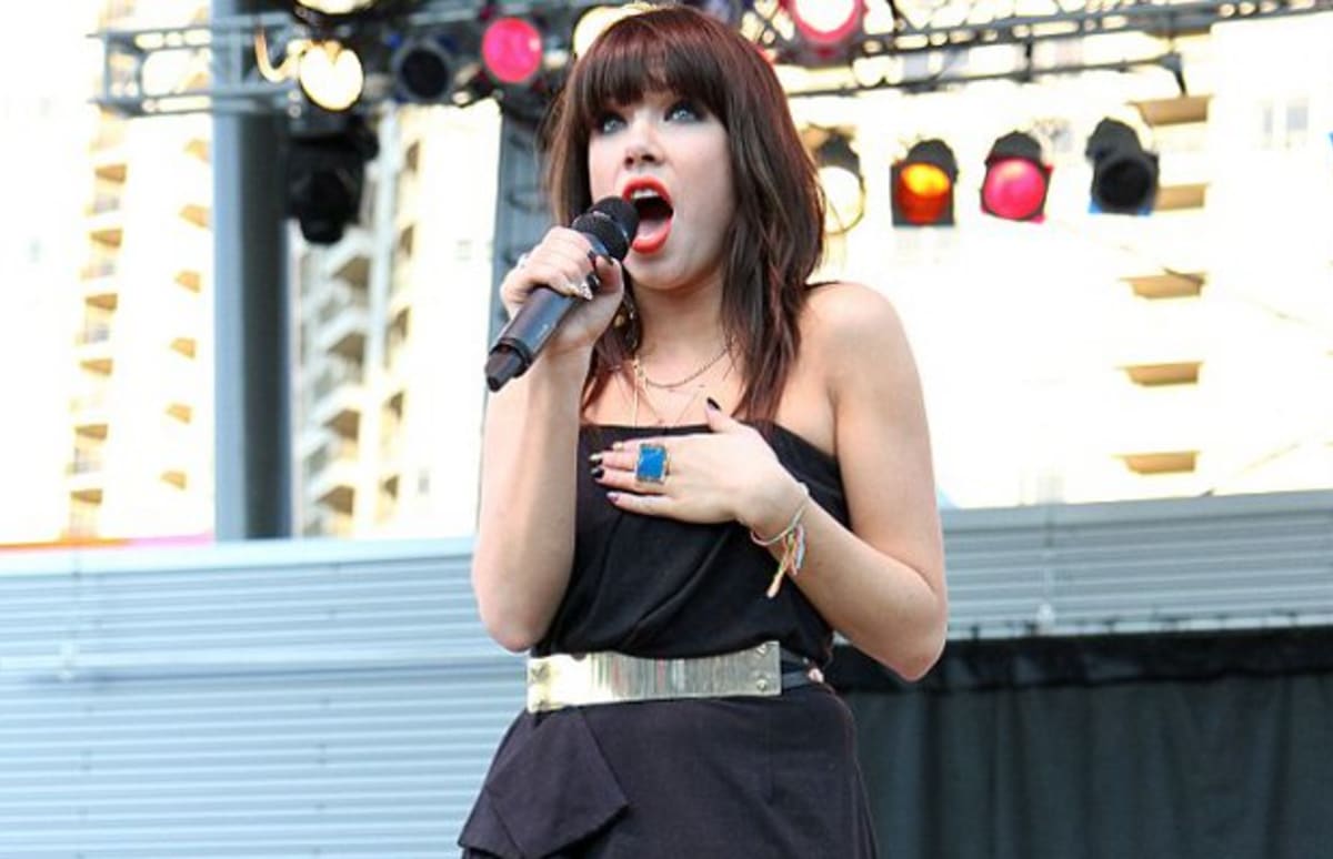 Nude Photos Of Carly Rae Jepsen Being Shopped Around Complex UK
