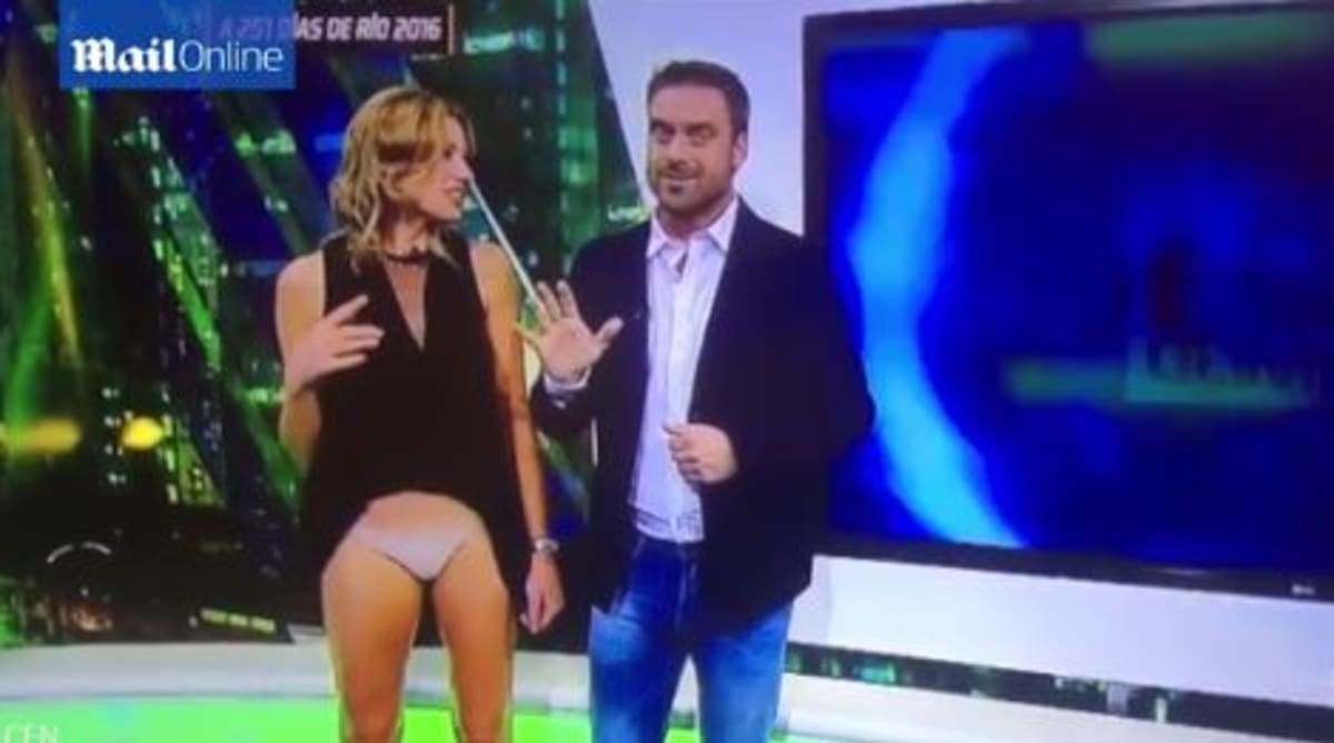 Fox Sports Reporter Accidentally Flashes Her Underwear On Live Tv Handles It Like A Boss Complex