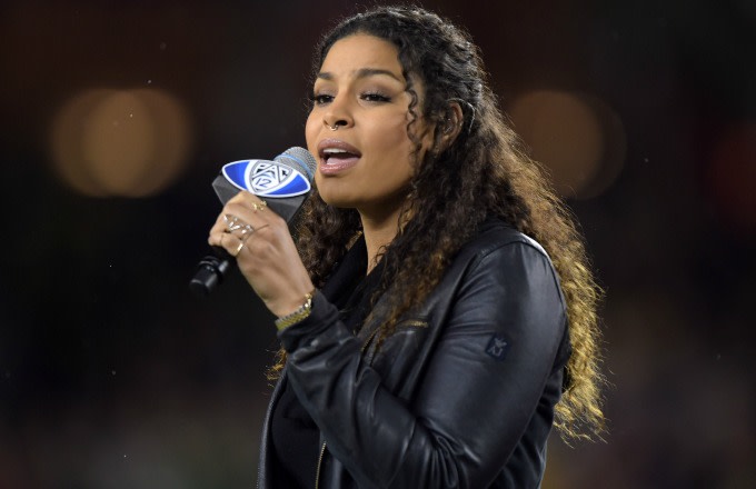 Jordin Sparks Gave the Middle Finger to a Seahawks Fan on Sunday Night