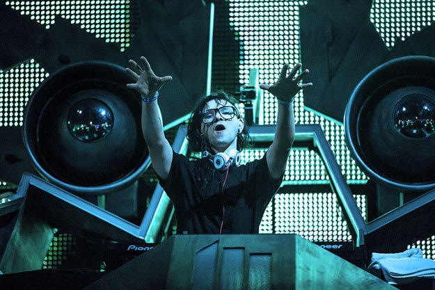 skrillex-live-hands-li