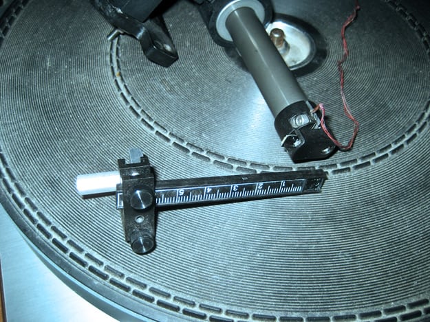 broken-turntable-li
