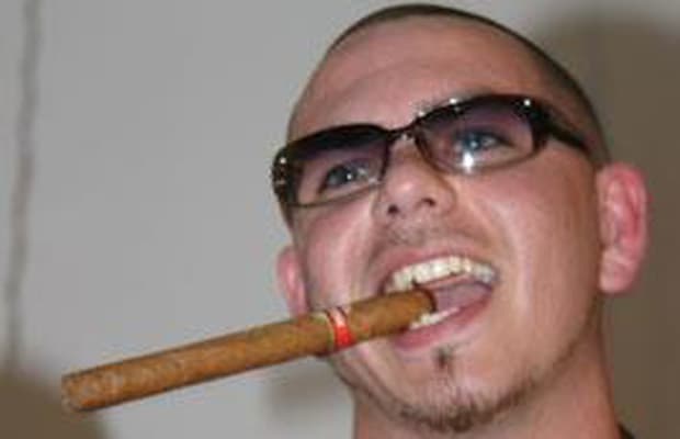 Pitbull röker en cigarett (eller weed)
