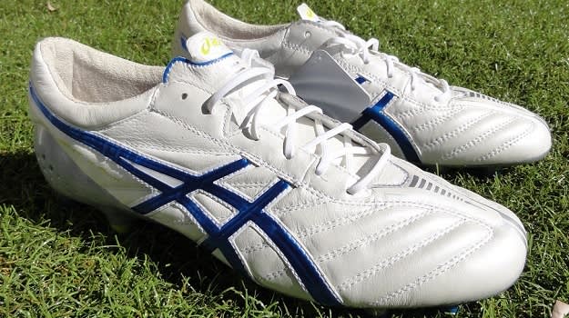asics striker