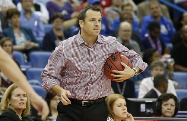 Louisville Women&#39;s Basketball Coach Jeff Walz Agrees to Buy $5000 Worth of Beer for Fans Who ...