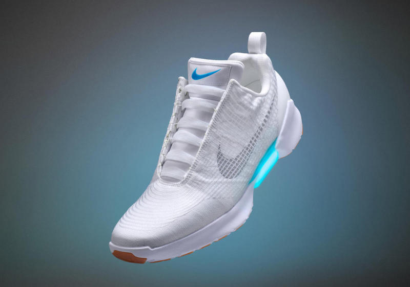 Nike HyperAdapt 1.0 : ナイキ、自動で靴ひも結ぶスニーカー「ハイパーアダプト」を発表！ 市販はいつ？ 【来年のトレンドか