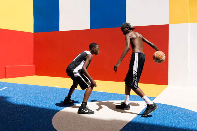 pigalle-creates-a-colorful-basketball-court-between-paris-apartments-05_nt2p44.jpg