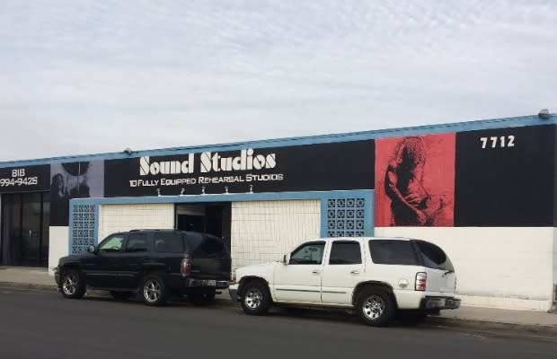 https://www.google.com/maps/place/Sound+Studios/@34.2105508,-118.4629382,3a,75y,90t/data=!3m8!1e2!3m6!1soBDQ5SYIxhIAAAGuqm-3RQ!2e0!3e3!6s%2F%2Flh6.googleusercontent.com%2Fproxy%2FJOZGDAokDeuCbgtE__XfFil0TLSIJkdQue4mkZmz93AocdTe-RGT43479Ja_UwO-_O8ukqQh37CZJWf-ujkPkCvQo5xnJ16QSdMhFAzPx0VbWYyltfPmmZAdEvmZc3Xk_X4Hz_PkSmLpx-_MIRu6naIvdlo%3Dw203-h152!7i2133!8i1600!4m2!3m1!1s0x0:0x9a8ff25a4011fbe4!6m1!1e1