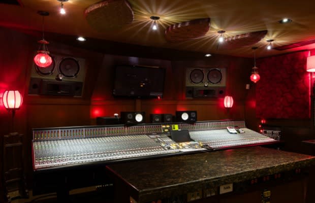 http://www.larrabeestudios.com/studios/studio02.html