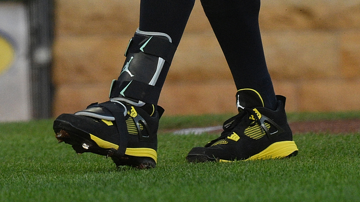 Aaron Judge Honors Roberto Clemente With Jordan Cleats