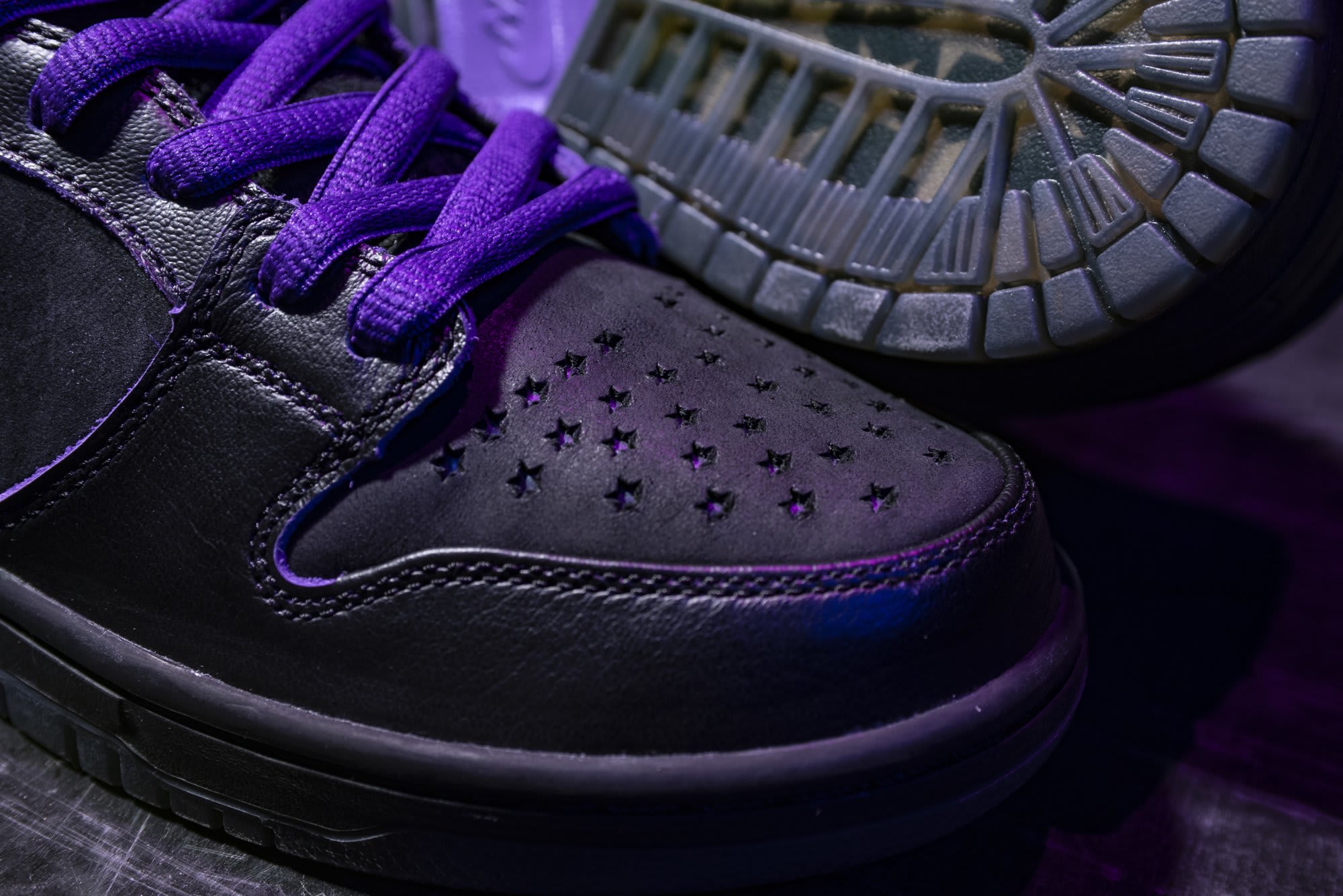 NIKE SB Dunk Low ブラック/パープル Familia's New Nike SB Dunk Low Collab Is Finally Releasin