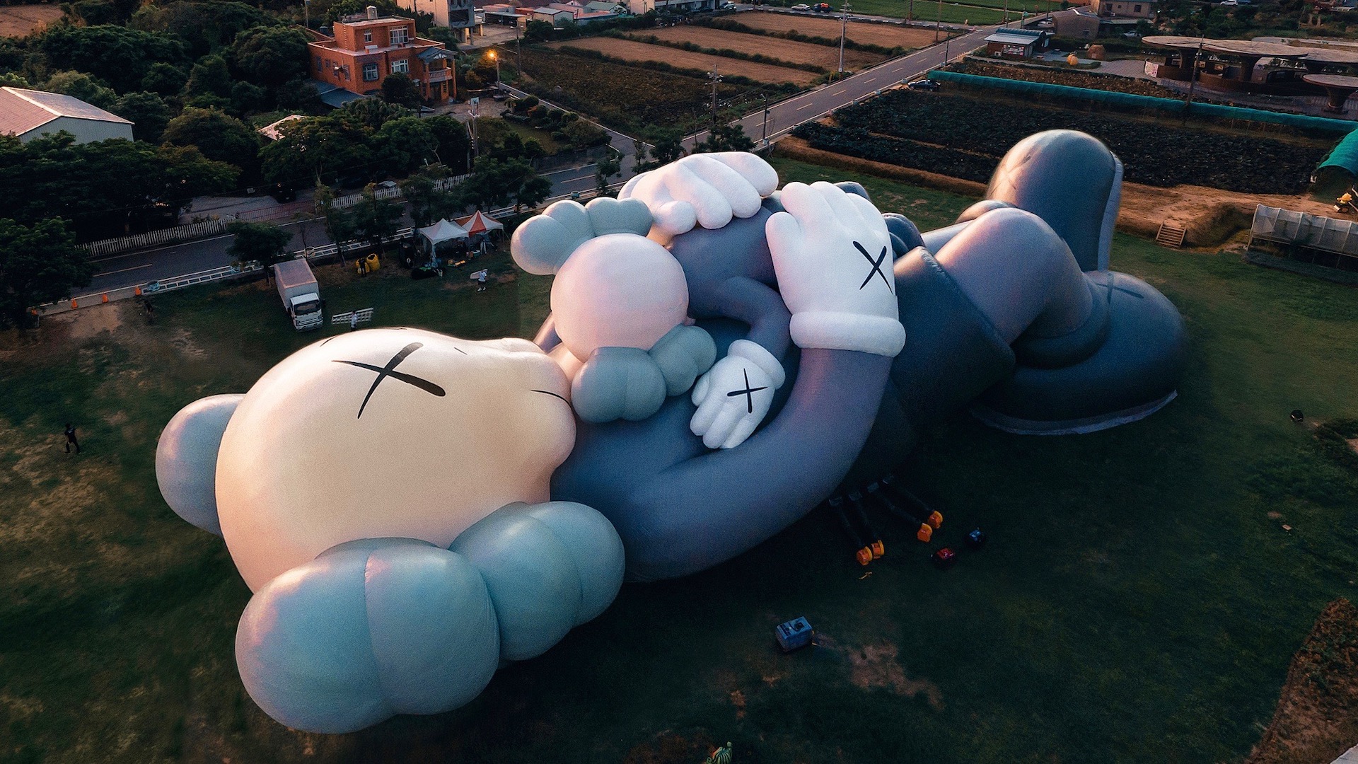 Kaws カウズ HOLIDAY SINGAPORE Fan 扇子 KAWS：HOLIDAY SINGAPOREを記念したマーチャンダイズが11月13日