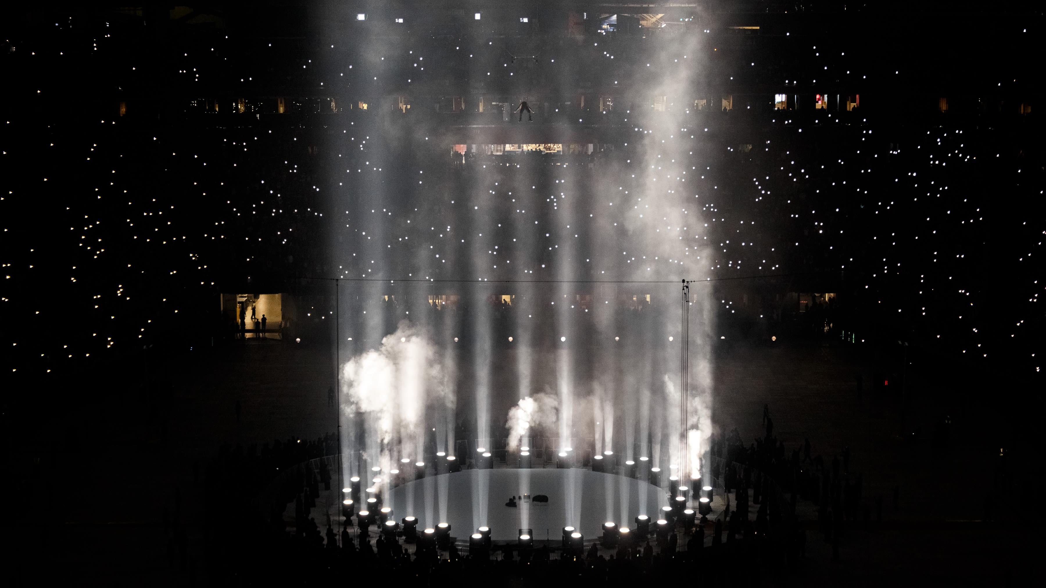 ミュージシャン Kanye West DONDA Atlanta Listening Event Fans gather at Mercedes-Benz Stadium for Kanye West
