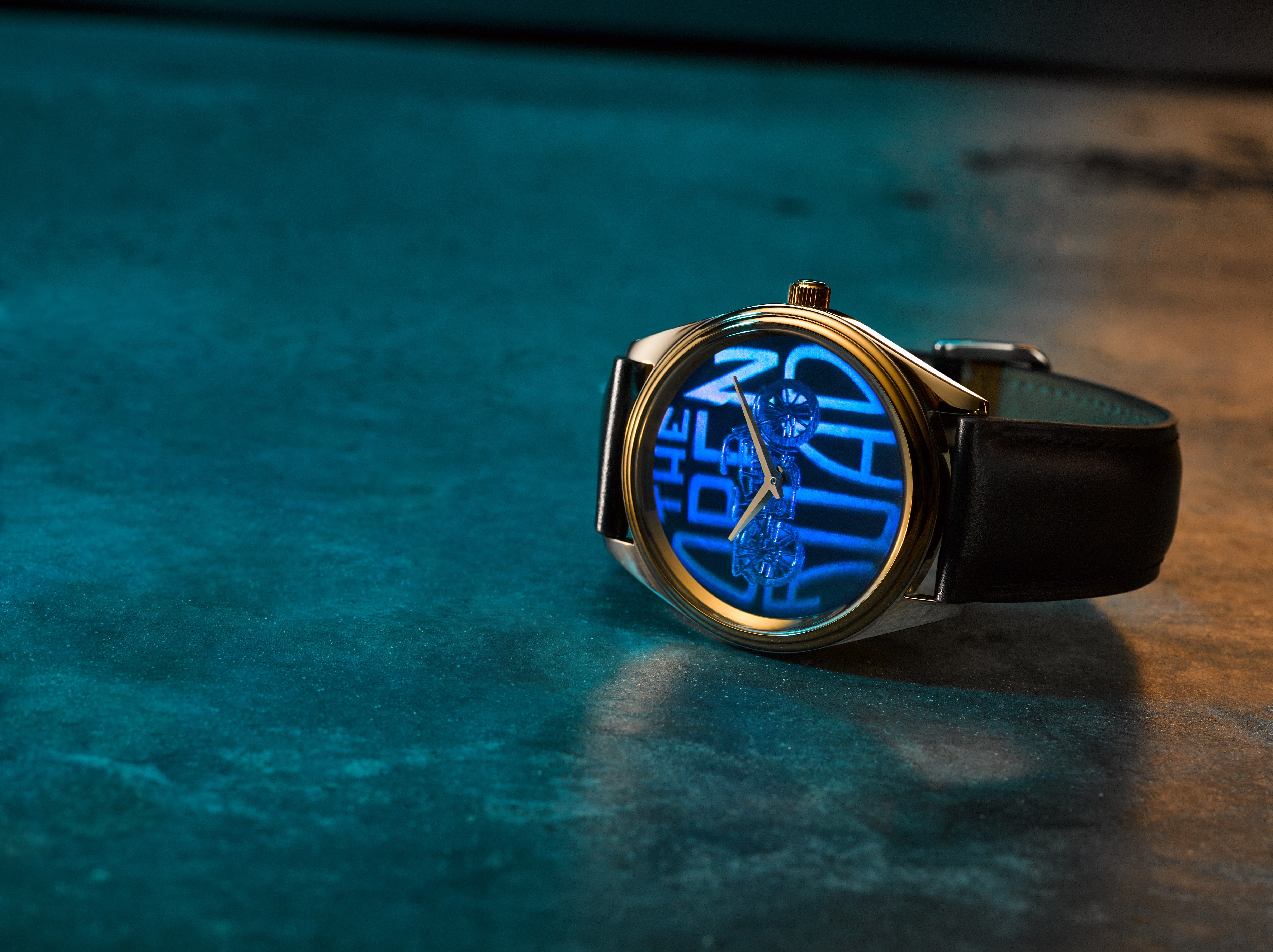 Fossil Revives an Old-school Classic with the Hologram Watch display picture 1