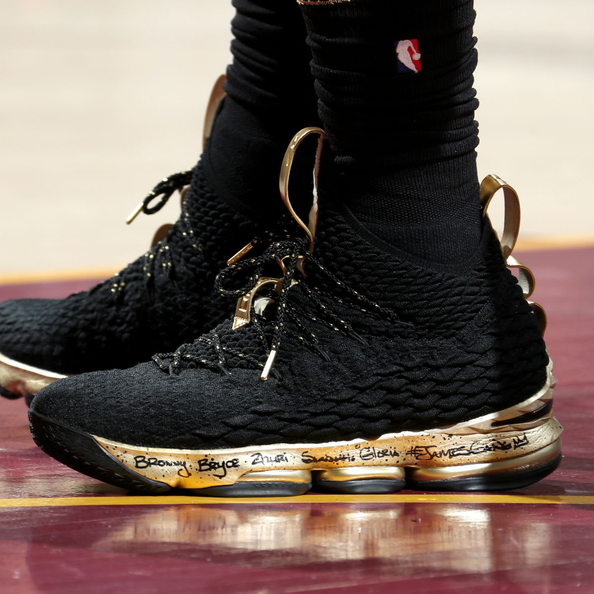 Nike lebron 15 black championship gold on sale