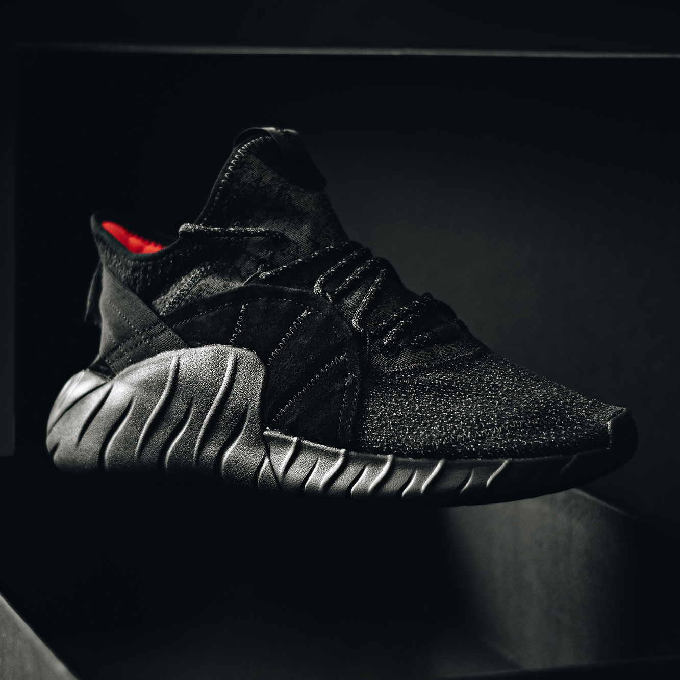 Tubular shops rise triple black