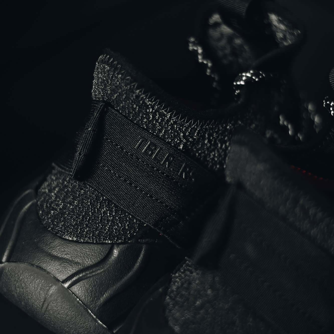 Adidas tubular rise triple black deals