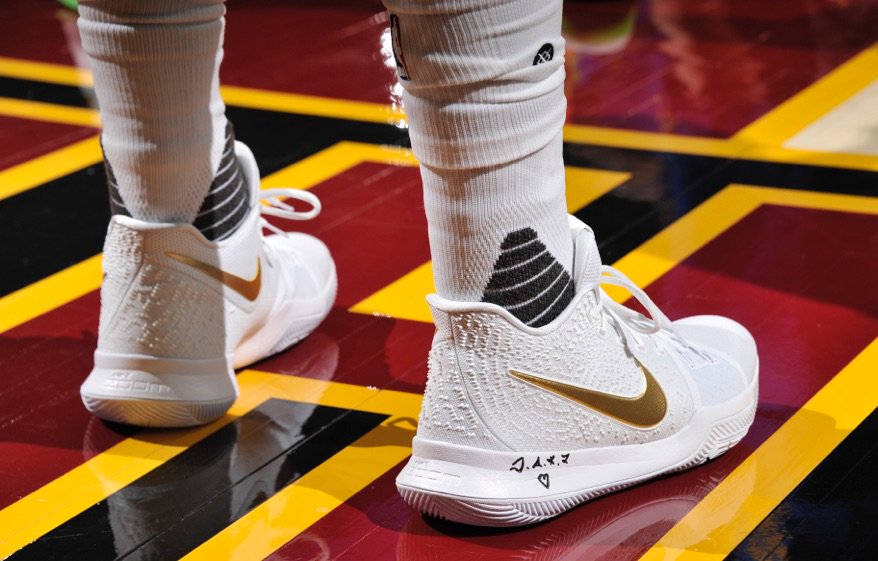 Nike Kyrie 3 Finals Gold (カイリーアービング) Nike Kyrie III 3 Finals Gold white gold 852395-902 Mens Size
