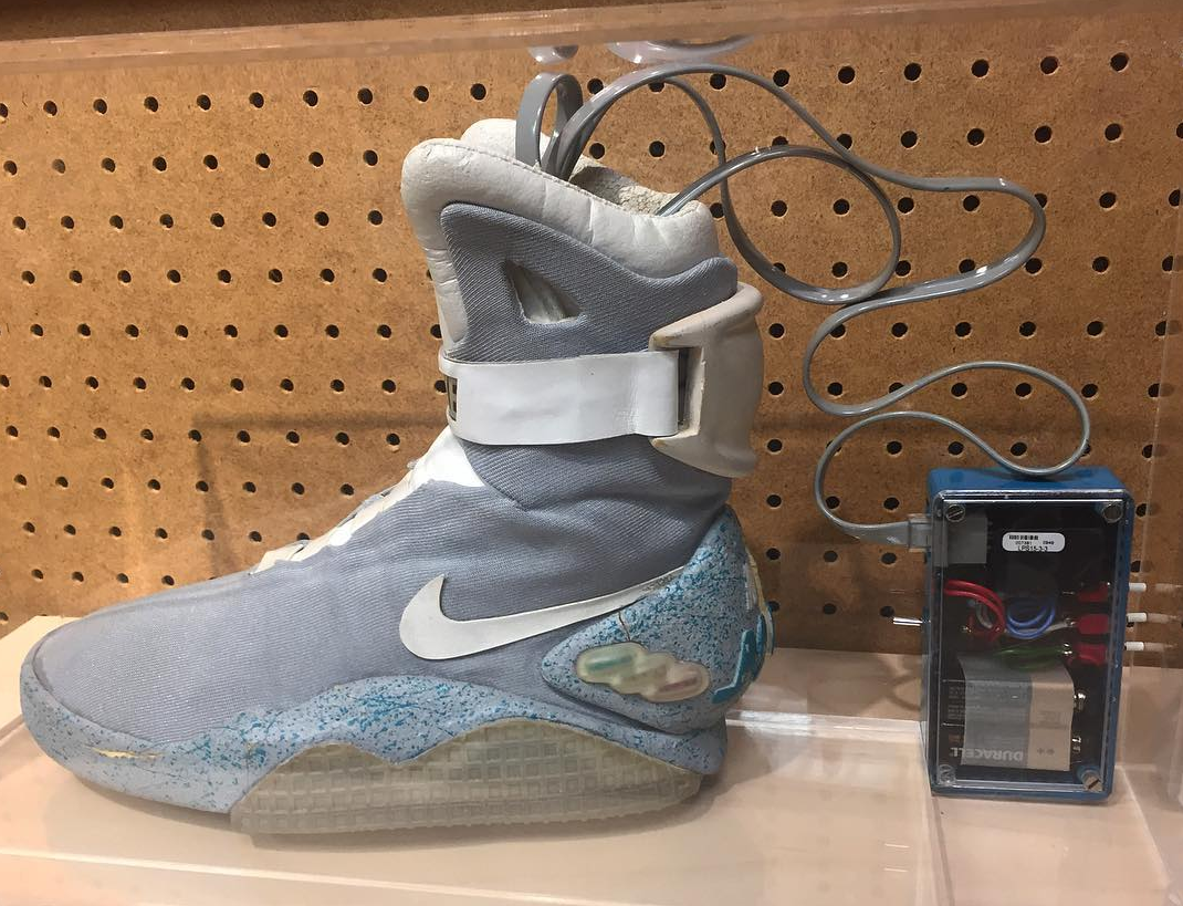 Nike mag self lacing shoes best sale