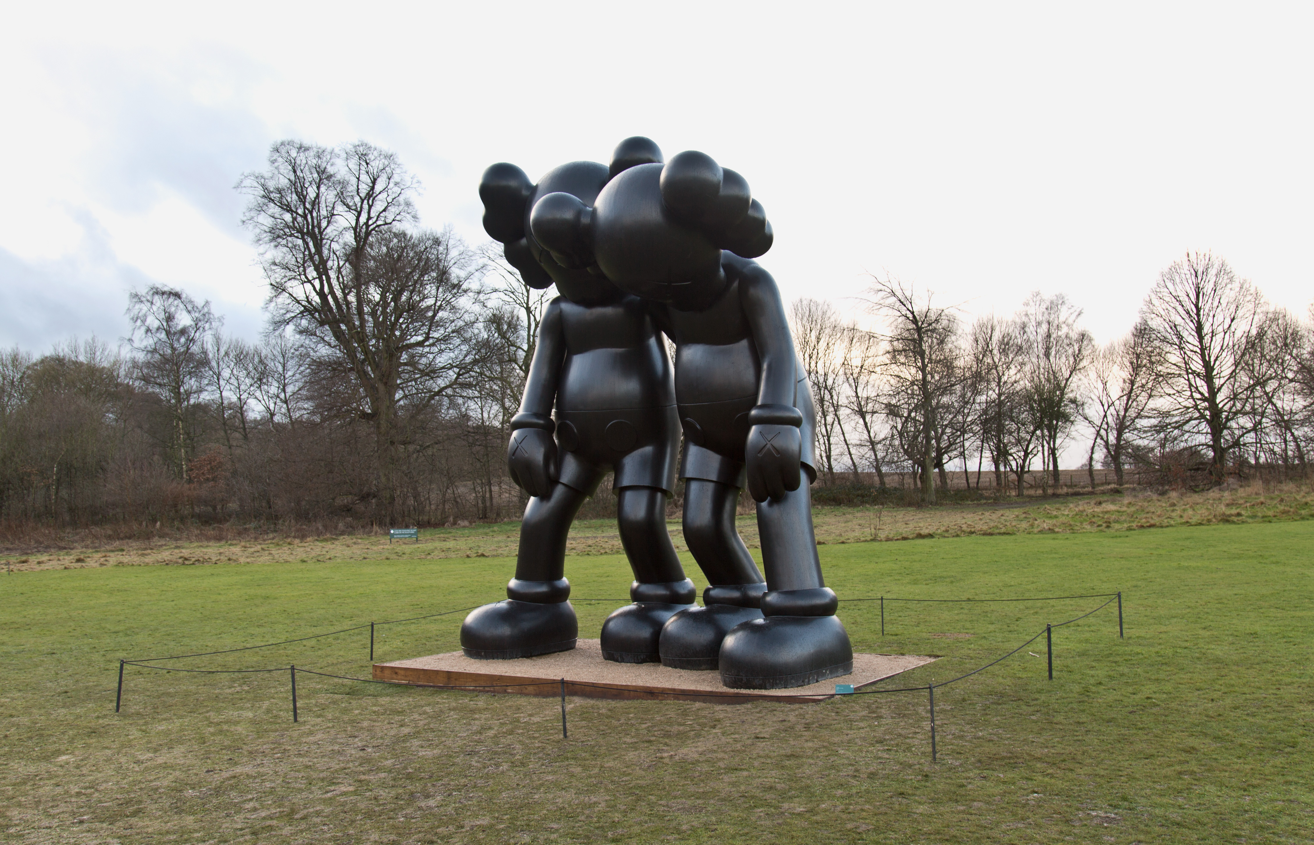 KAWS at Yorkshire Sculpture Park カウズ写真集 KAWS at Yorkshire Sculpture Park カウズ写真集 KAWS