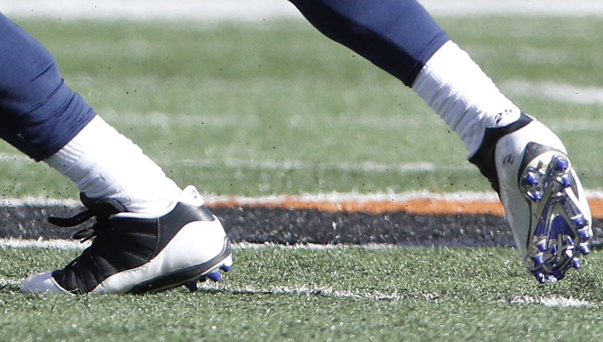 NFL SoleWatch Earl Thomas Brings Back the Tuxedo Air