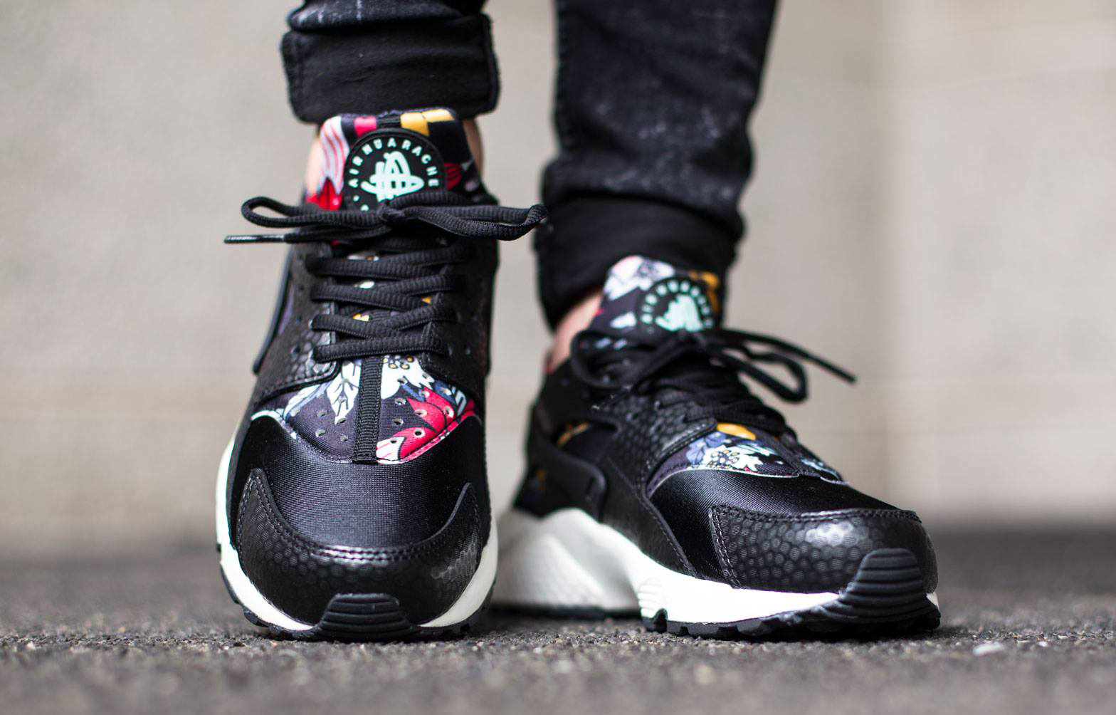 Black aloha huaraches hotsell