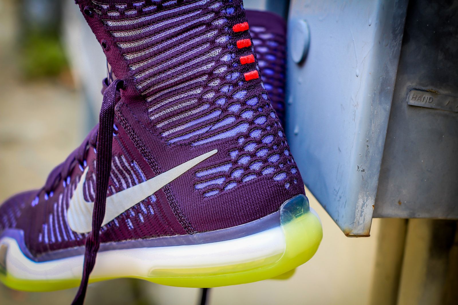 The Nike Kobe 10 Elite Puts on Team Colors