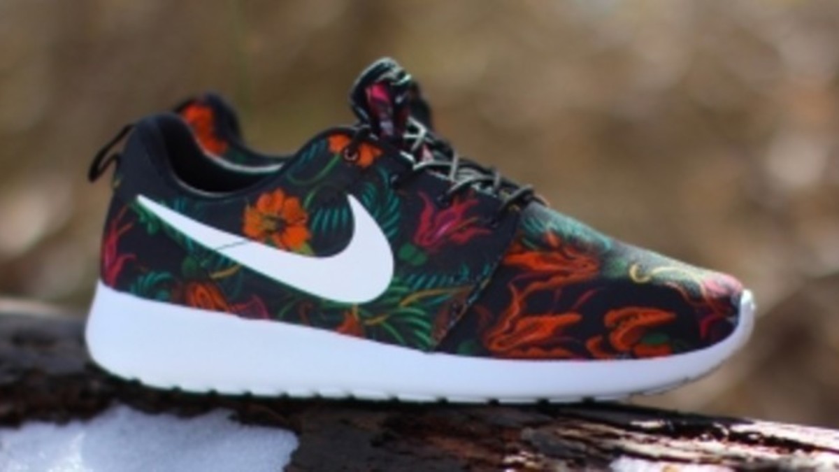 Nike roshe run floral hotsell