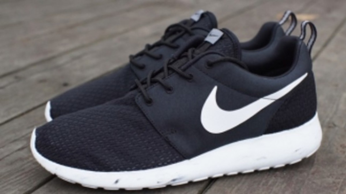 Nike roshe run black white online