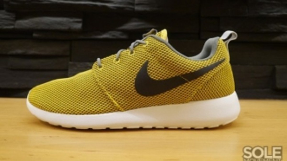 Roshe run black and yellow online