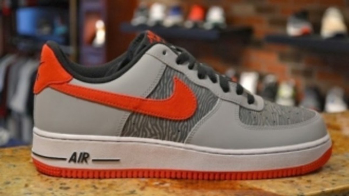 Nike Air Force 1 Low - Reflective Silver/University Red