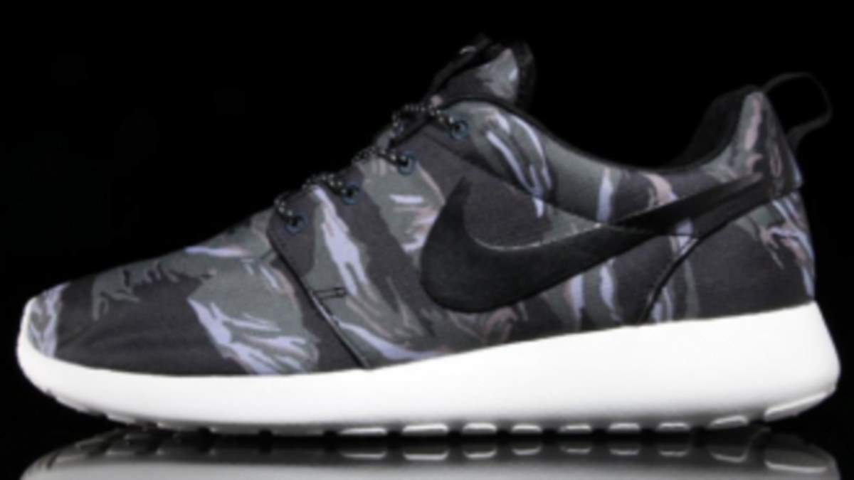 Nike roshe run black tiger camo best sale