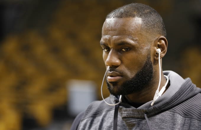 回更衣室前，在通道中，LeBron James用擊掌表明態度！-Haters-黑特籃球NBA新聞影片圖片分享社區