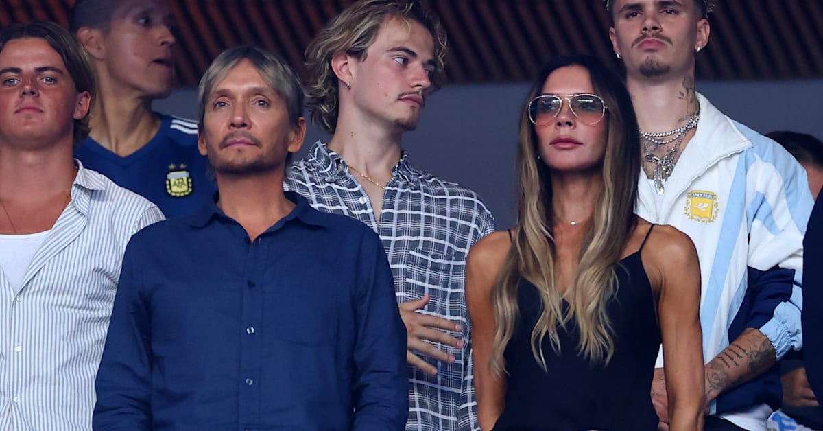 Victoria Beckham's Stone Face Breaks the Internet
