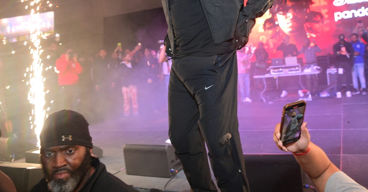 Toronto Went Wild For Free Dave's Hot Chicken On Drake's Birthday