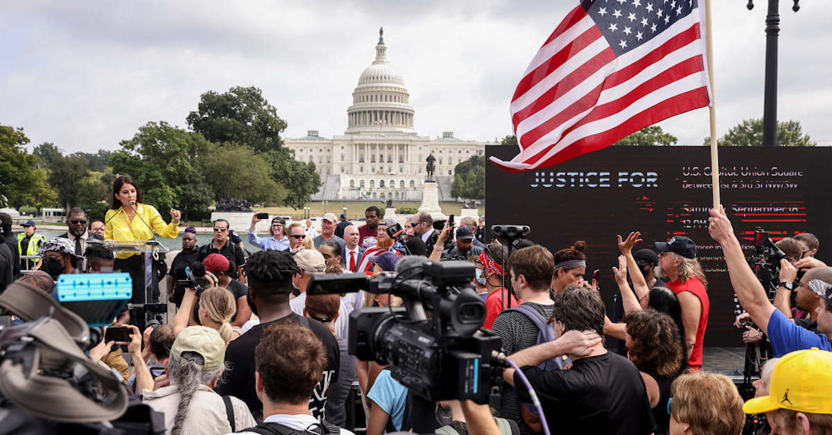 People Clown 'Justice for J6' Right-Wing Rally for Weak Attendance
