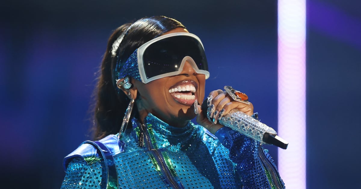 Missy Elliott Makes ‘Transformers’-Style Entrance at Coac... #MissyElliott