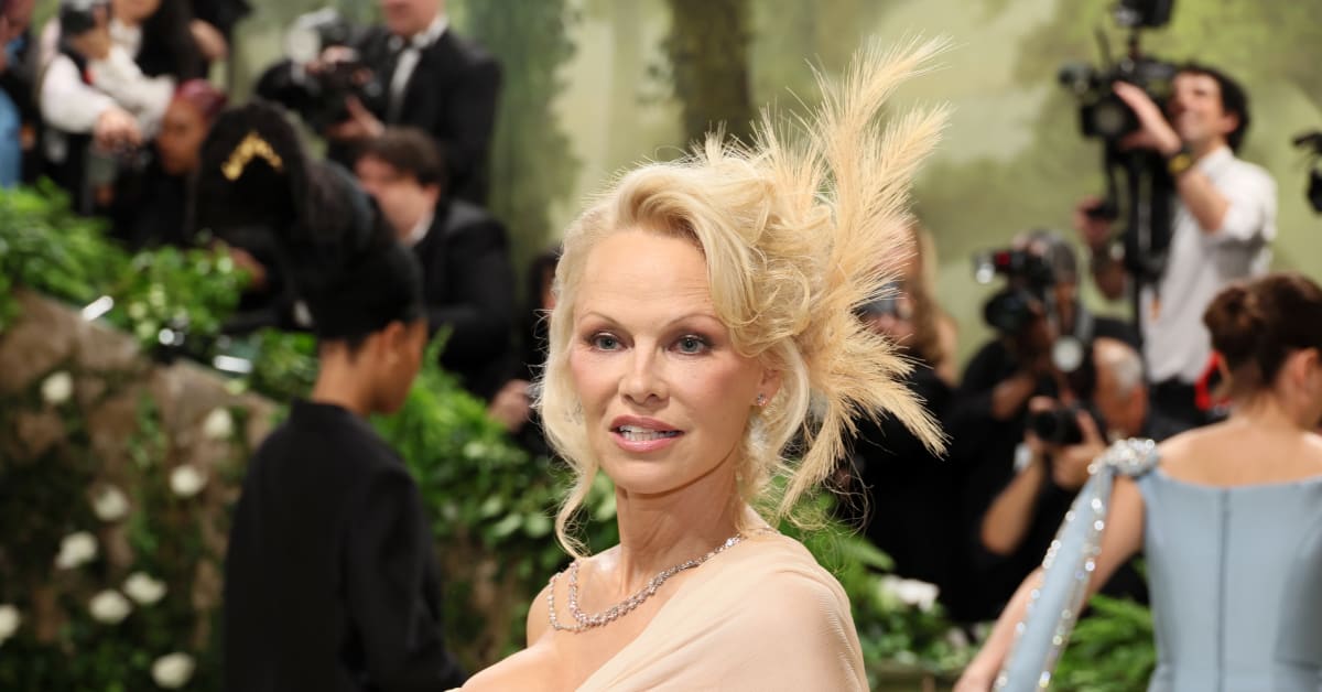Pamela Anderson Calls Revisiting Old Journals to Write Memoir ‘Painful