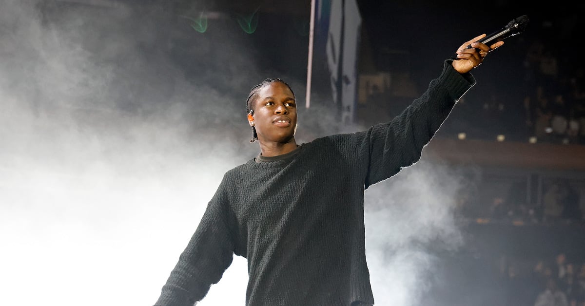 Watch Daniel Caesar Perform 