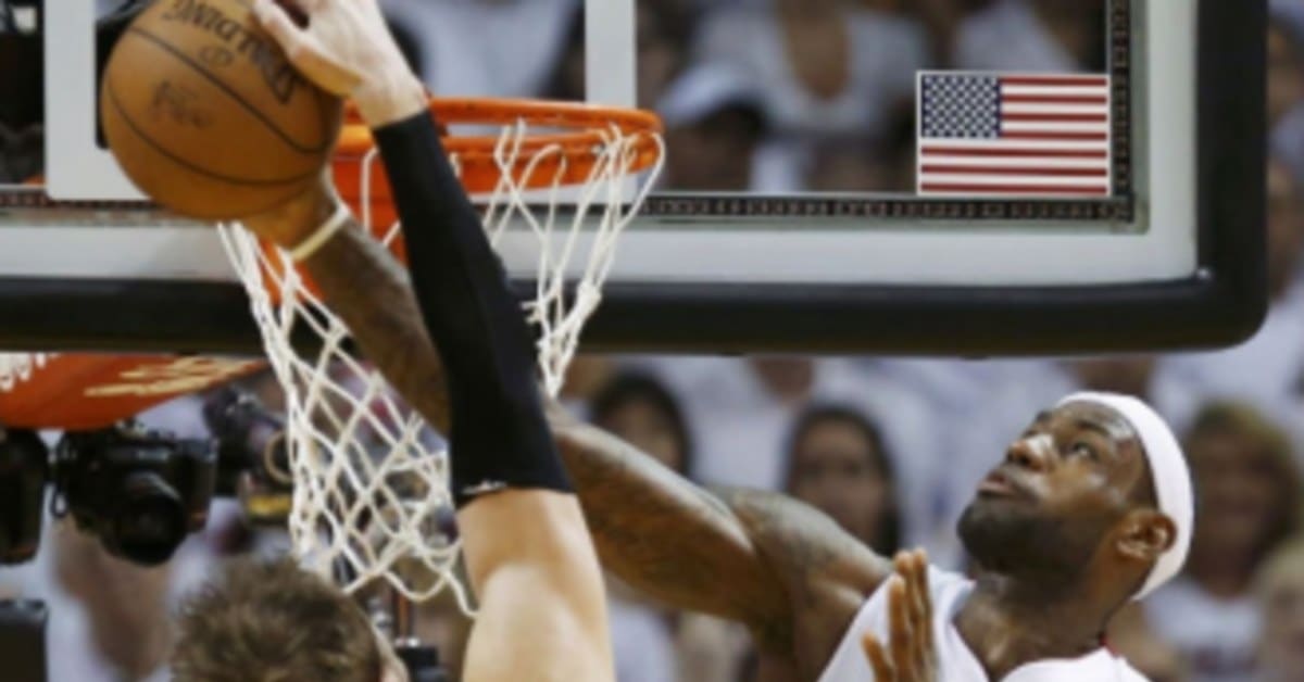Highlight // LeBron James Blocks Splitter In Nike LeBron X PS Elite PE
