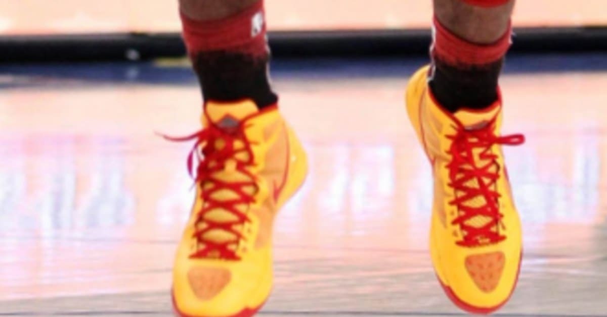 Closer Look Kyrie Irving s Nike Zoom Hyperdunk 2011 Ri