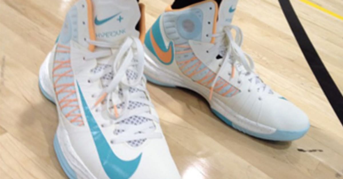 First Look // Nike Lunar Hyperdunk+ In Sail/ Calypso Peach/ Cream