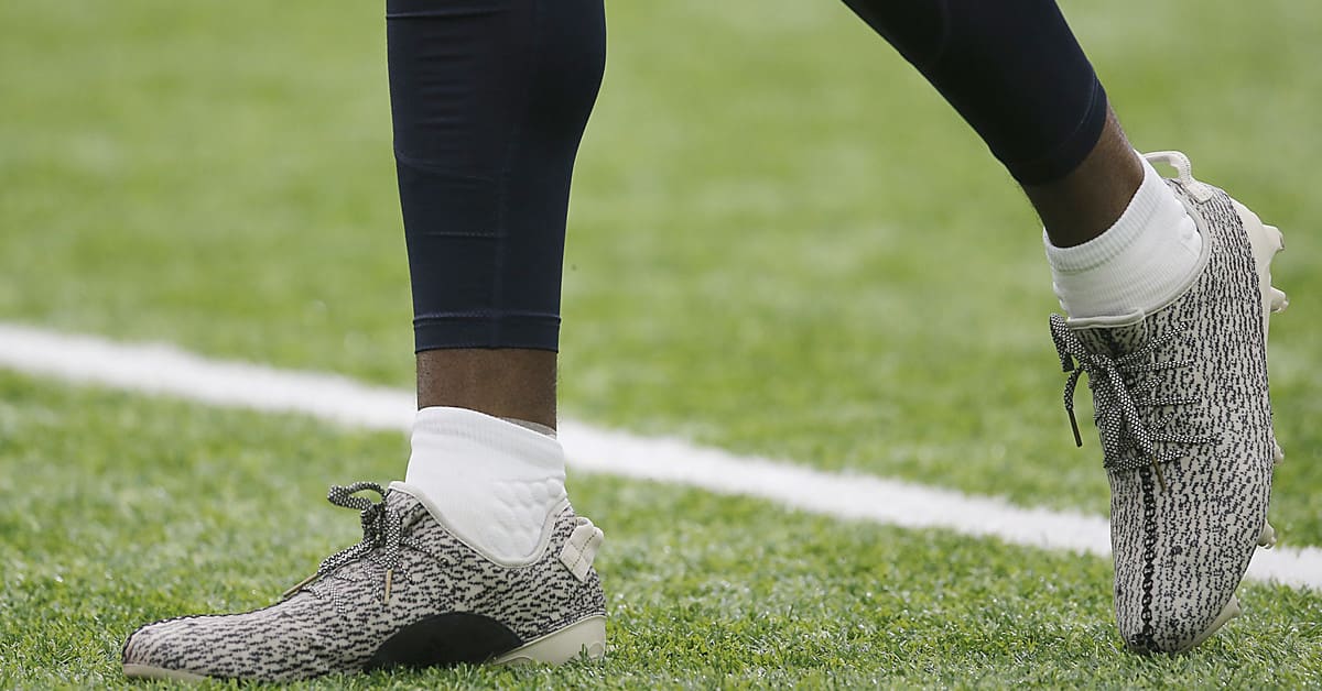 Adidas yeezy 350 cleat turtledove deals