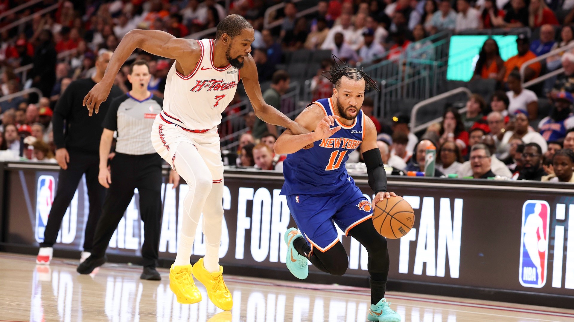 (L-R) Kevin Durant and Jalen Brunson.