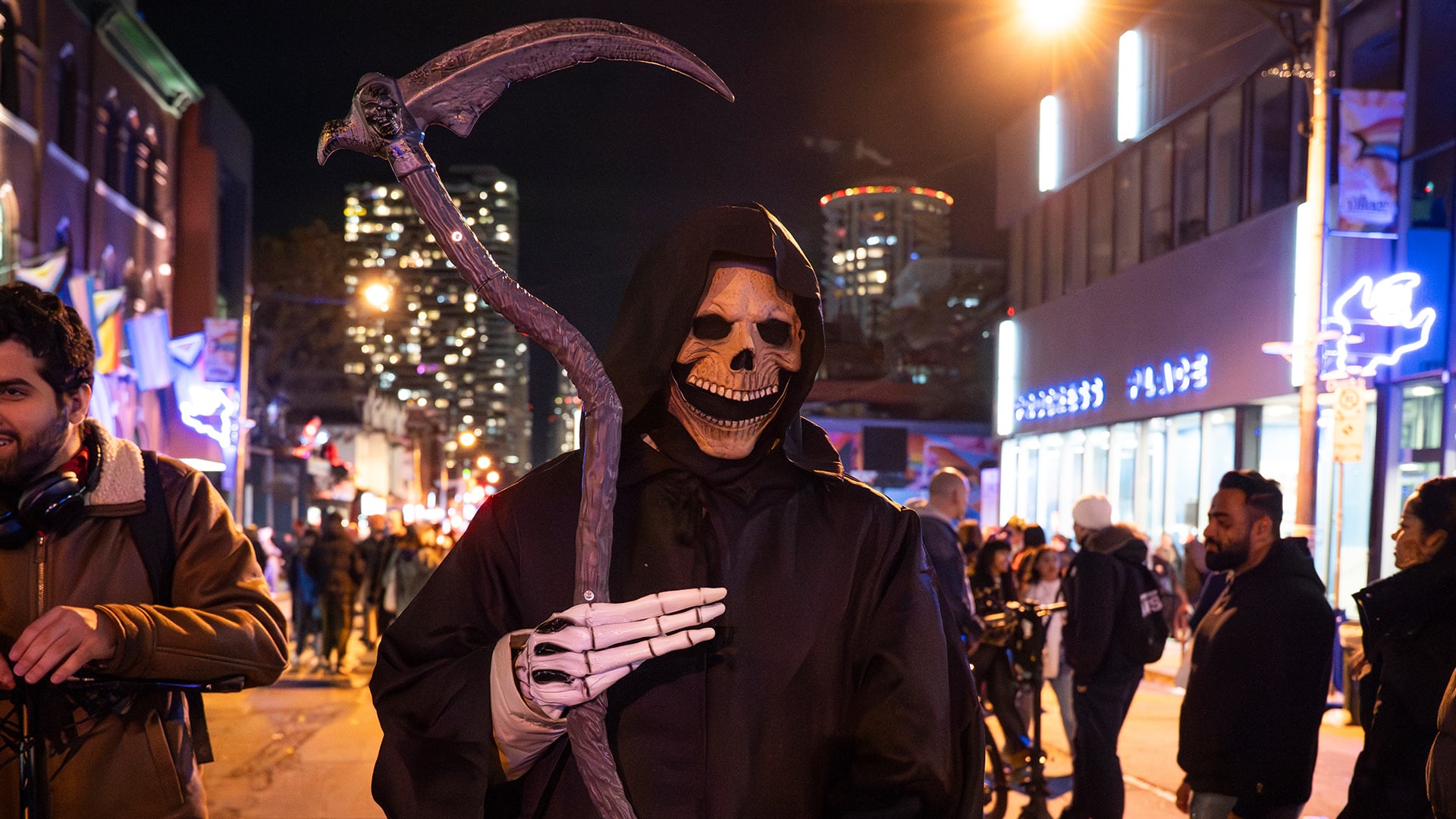 Man Arrested After Climbing Onto Hospital Roof Dressed in Grim Reaper Costume and Staring at People