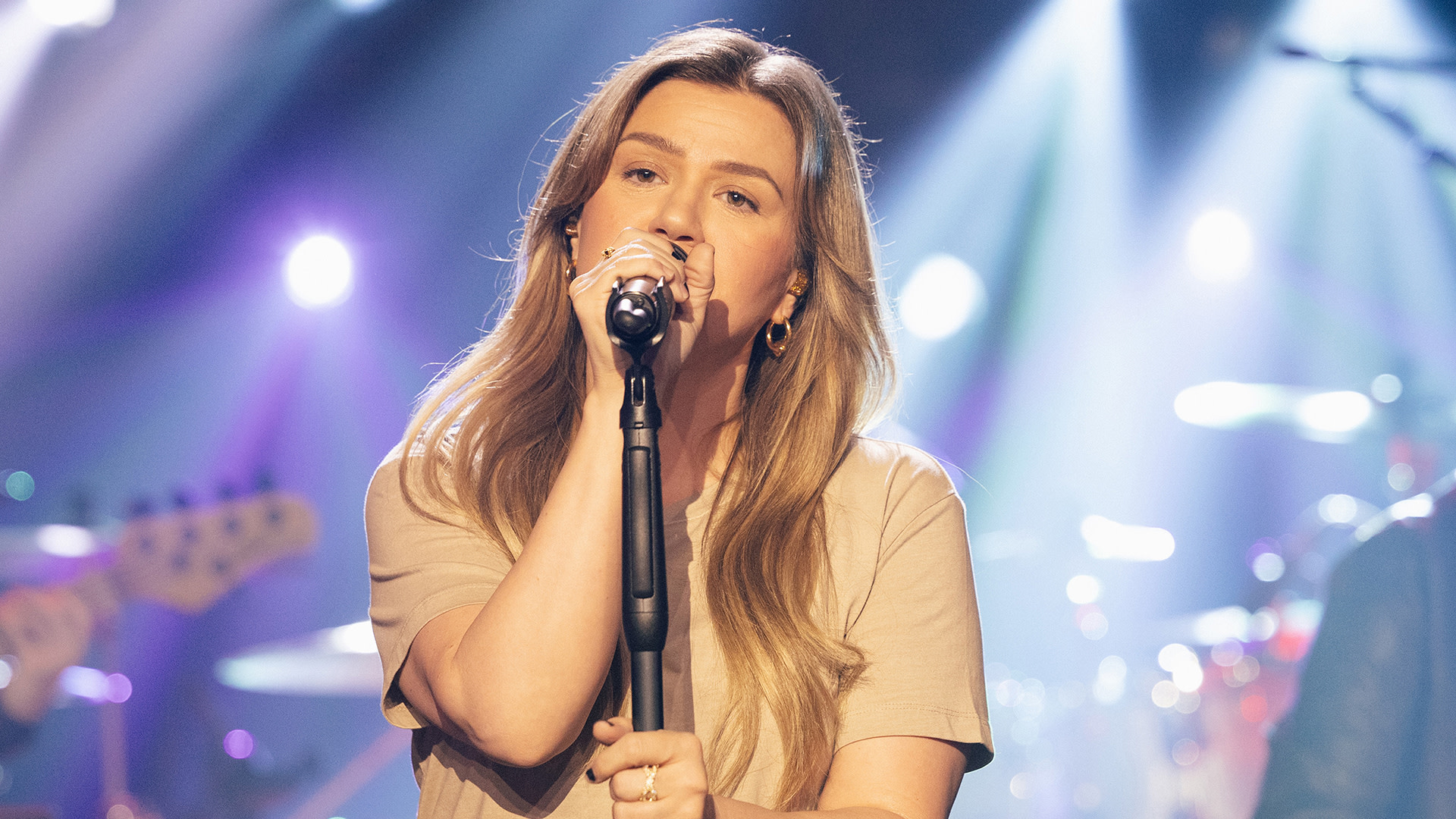 Kelly Clarkson sings on an episode of 'The Kelly Clarkson Show.'