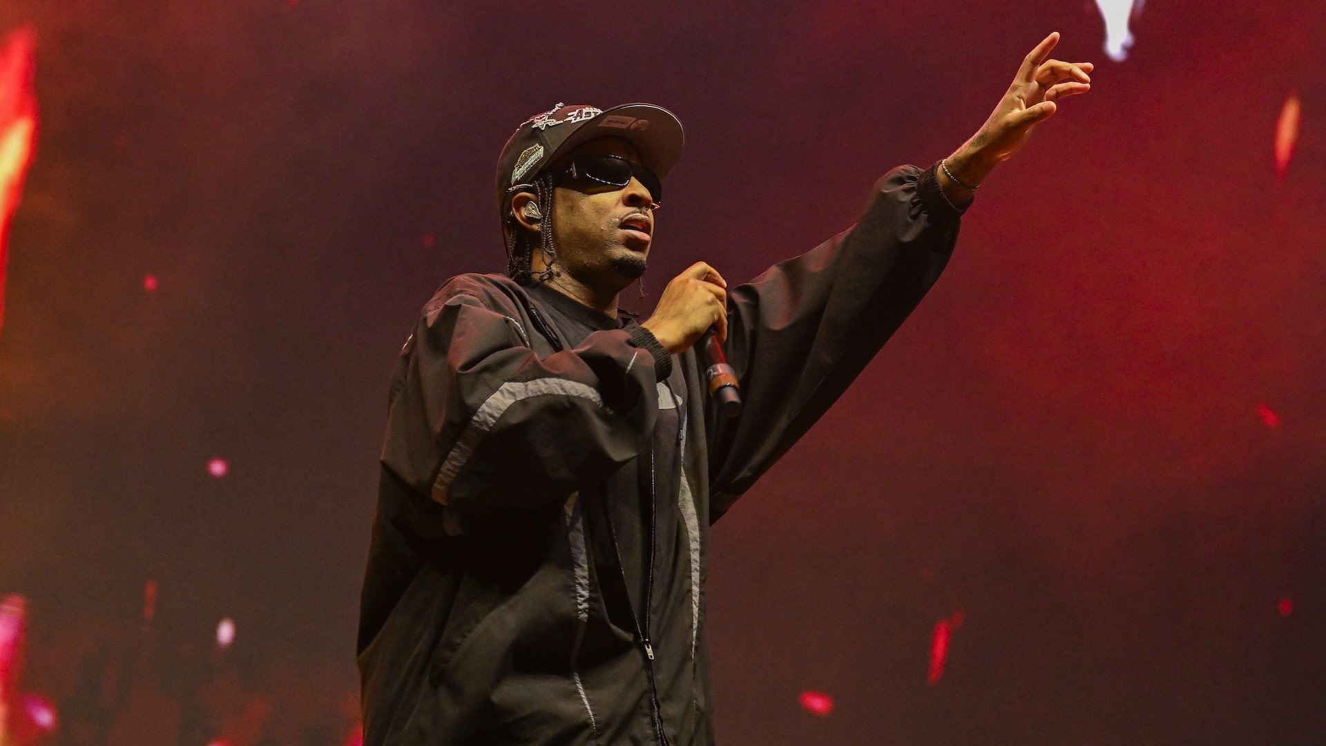 <div>21 Savage's Leading By Example Foundation Hosts 'Bank Account' Literacy Week</div>